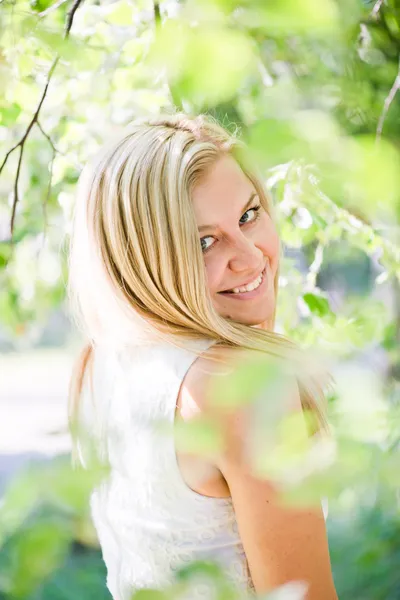 Piękne młode blond kobieta w białej sukni na zewnątrz — Zdjęcie stockowe