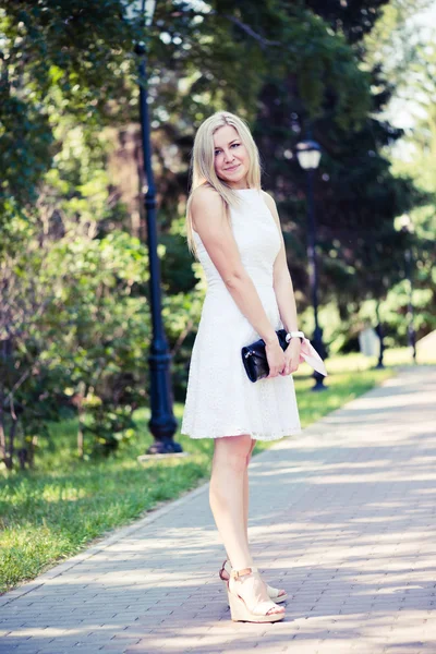 Belle jeune femme blonde dans une robe blanche à l'extérieur — Photo