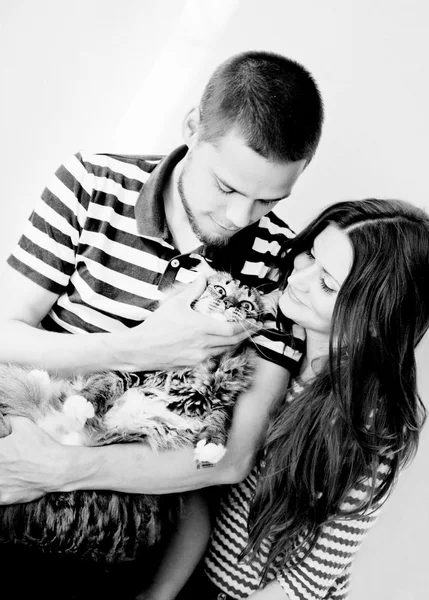 Happy young couple with their cat — Stock Photo, Image