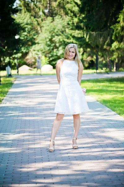 흰색에 아름 다운 젊은 금발 여자 야외 드레스 — 스톡 사진