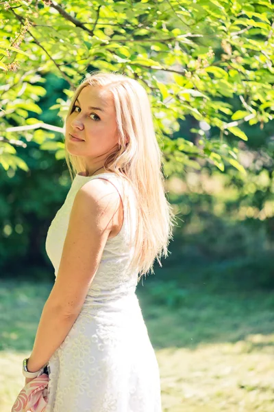 Mulher loira jovem bonita em um vestido branco ao ar livre — Fotografia de Stock