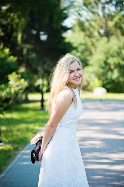Belle jeune femme blonde dans une robe blanche à l'extérieur — Photo