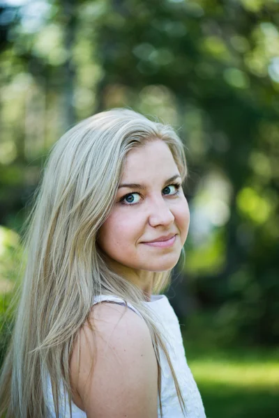 Vacker ung blond kvinna utomhus — Stockfoto