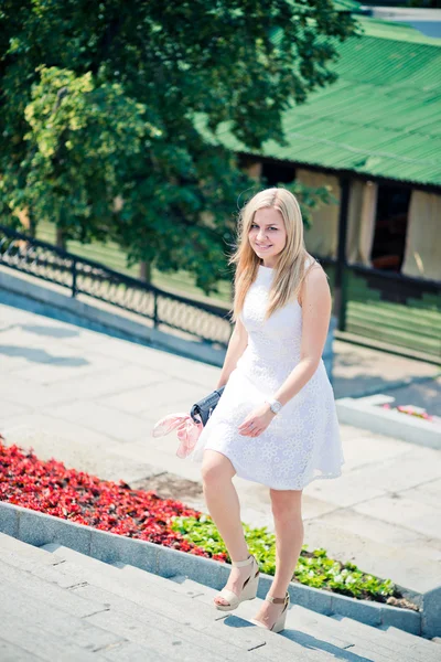 Hermosa mujer rubia caminando arriba al aire libre — Foto de Stock