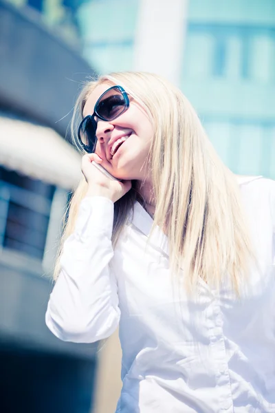 Mujer rubia hablar por teléfono al aire libre —  Fotos de Stock