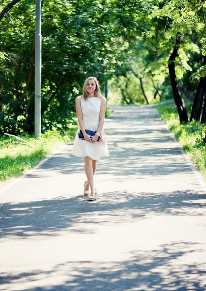 Bella giovane donna bionda in un vestito bianco all'aperto — Foto Stock