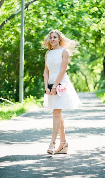 Mulher loira jovem bonita em um vestido branco ao ar livre — Fotografia de Stock