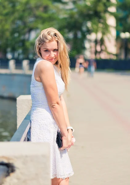 Mulher loira jovem bonita em um vestido branco ao ar livre — Fotografia de Stock