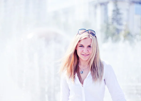 Mooie jonge blonde vrouw buitenshuis portret — Stockfoto