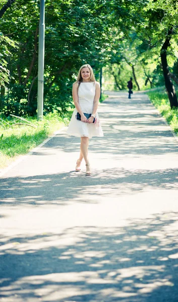 白で美しい若いブロンドの女性は屋外ドレスアップします。 — ストック写真