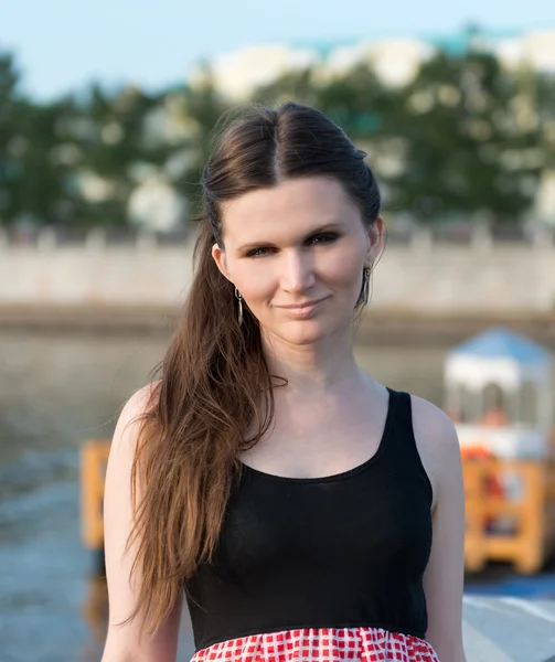 Jolie jeune femme en plein air avec maquillage des yeux fumé — Photo