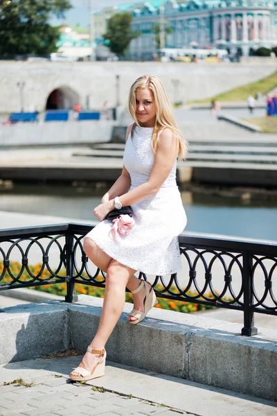 Bella giovane donna bionda in un vestito bianco all'aperto — Foto Stock