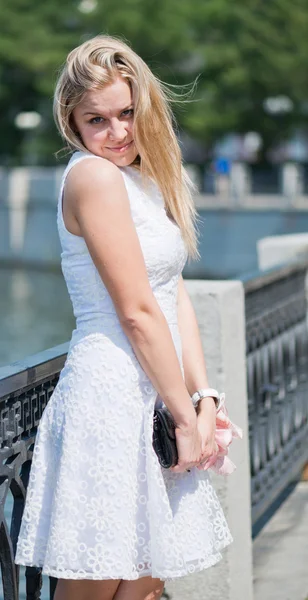 Mulher loira jovem bonita em um vestido branco ao ar livre — Fotografia de Stock