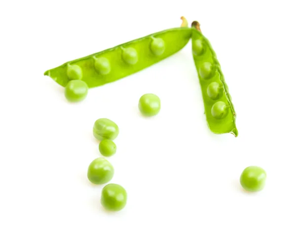 Свежий зеленый горошек, выделенный на белом фоне — стоковое фото