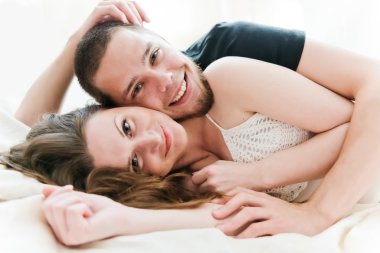 güzel çift evde yatakta sarılma