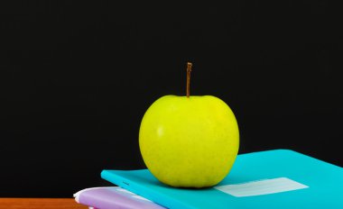 Apple üzerinde kitap yazma. okul kavramı