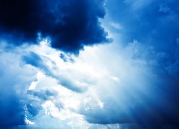 明るい太陽の雲と青空 — ストック写真