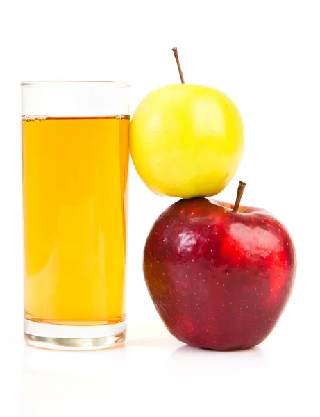 Läckra äppeljuice i glas och äpplen isolerad på vit — Stockfoto