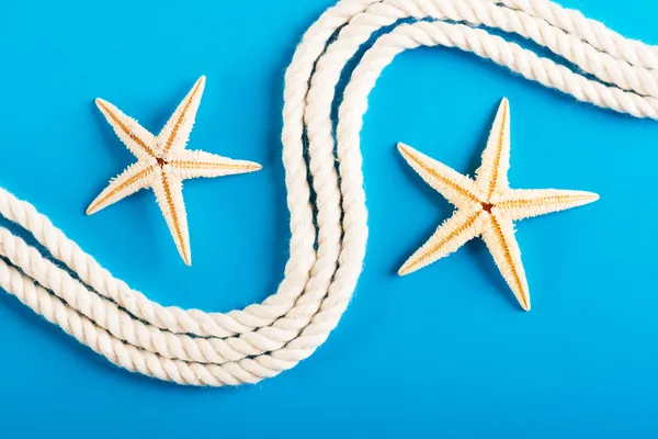 Rope and starfish on blue — Stock Photo, Image