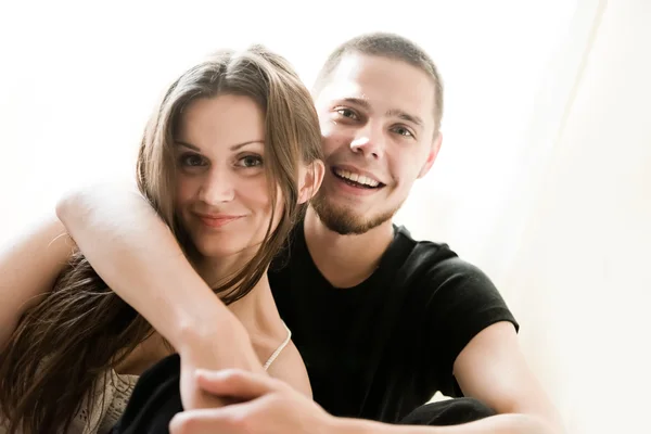 Uomo e donna attraenti essere giocoso — Foto Stock