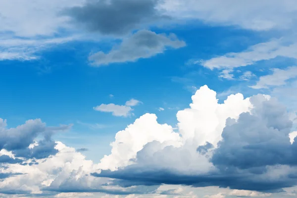 Mörka olycksbådande moln. dramatisk himmel bakgrund — Stockfoto