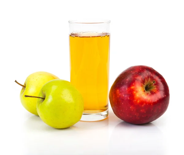 Délicieux jus de pomme en verre et pommes isolé sur blanc — Photo