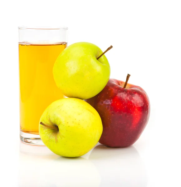 Delicioso zumo de manzana en vaso y manzanas aisladas en blanco —  Fotos de Stock