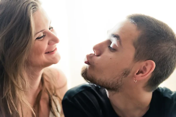 Junger Mann und Frau zusammen über weißem Hintergrund — Stockfoto