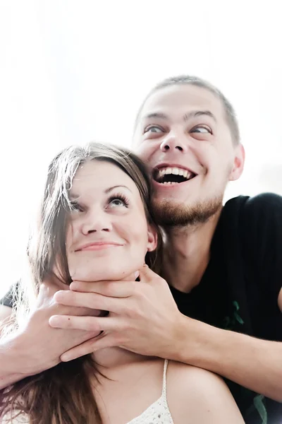 Porträt eines glücklichen jungen Paares, das Spaß auf dem Bett hat — Stockfoto