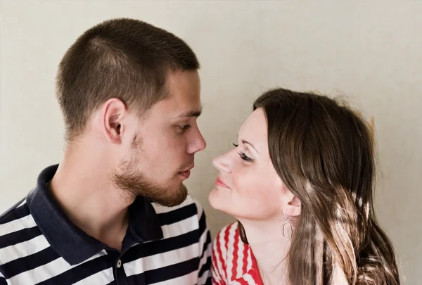 Feliz jovem casal olhando uns para os outros — Fotografia de Stock