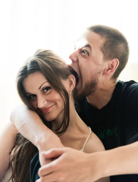 Preciosa pareja abrazando — Foto de Stock