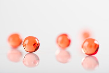 beyaz izole sarı kapsül