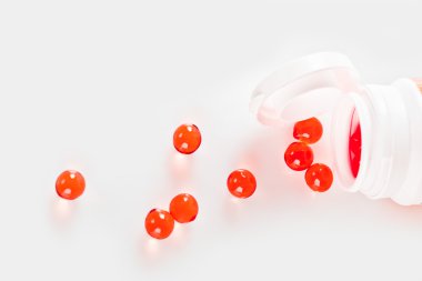 Açık konteyner dökülen balık yağı kapsülleri