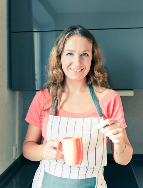 Donna che beve tè al mattino in cucina — Foto Stock