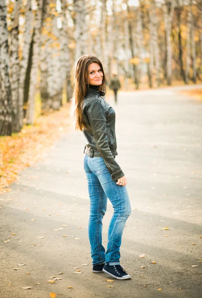 Portrait de jeune femme dans le parc d'automne — Photo