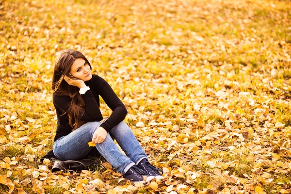 Belle fille réfléchie dans le parc d'automne — Photo