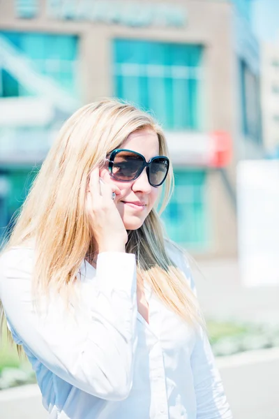 아름 다운 젊은 금발 여자 야외 전화 이야기 — 스톡 사진
