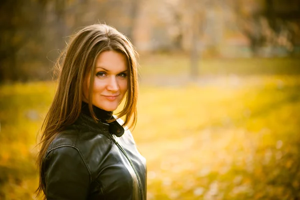 Jonge vrouw portret in herfst park — Stockfoto