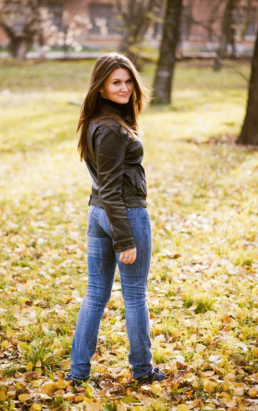 Retrato jovem mulher no parque de outono — Fotografia de Stock