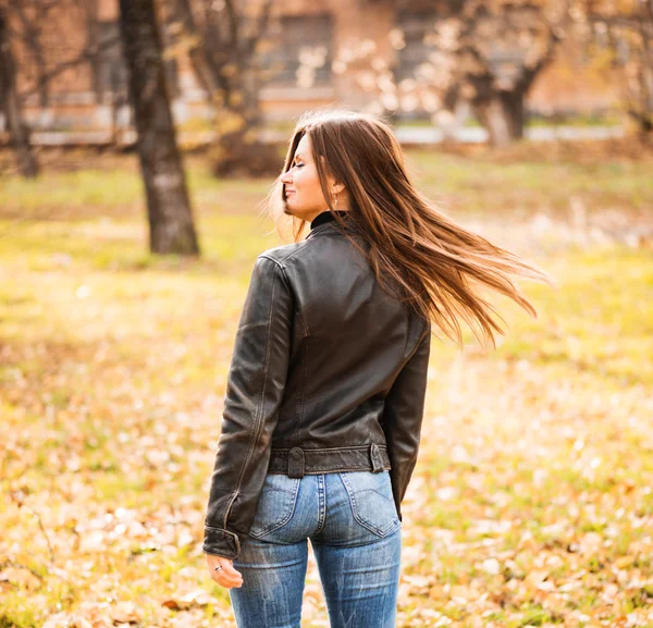 Giovane donna ritratto nel parco autunnale — Foto Stock