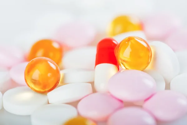 Bunte Tabletten mit Kapseln — Stockfoto