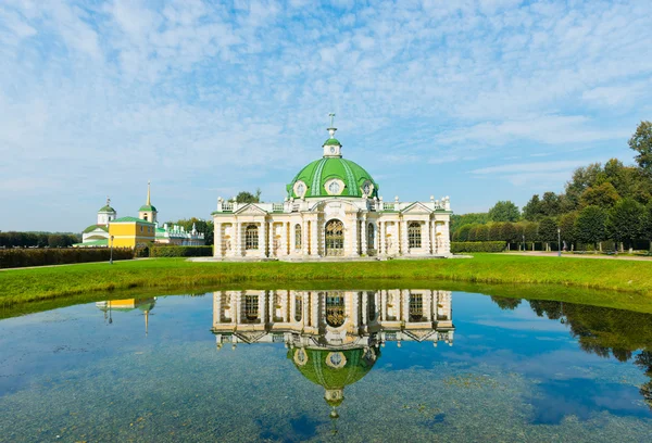 Jeskyně pavilon s odrazem ve vodě v parku kuskovo — Stock fotografie