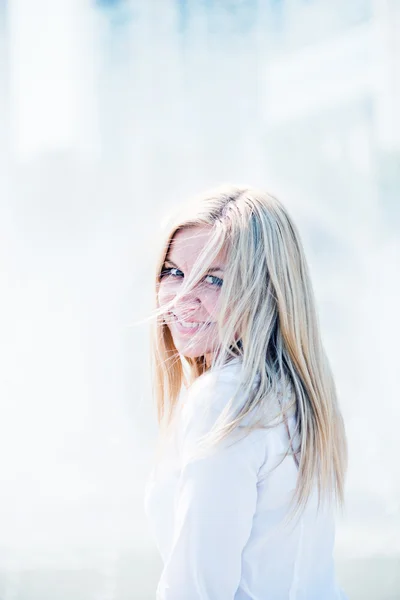 Schöne junge blonde Frau im Freien Porträt — Stockfoto