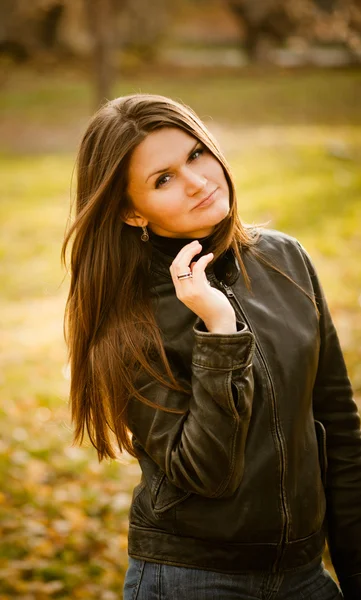 Retrato jovem mulher no parque de outono — Fotografia de Stock