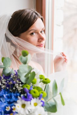 genç güzel bir gelin damat pencerenin yakınında bekler