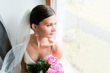 genç güzel bir gelin damat pencerenin yakınında bekler
