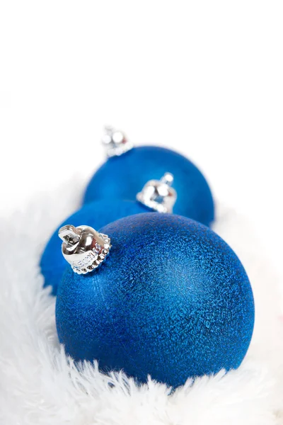 Trois boule de Noël bleue sur fourrure blanche — Photo