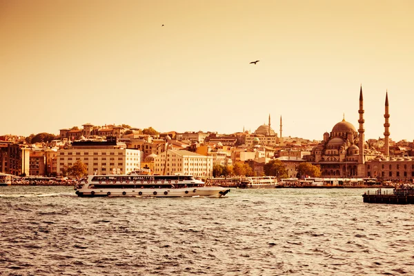 Navios de passageiros em Istambul, Turquia — Fotografia de Stock