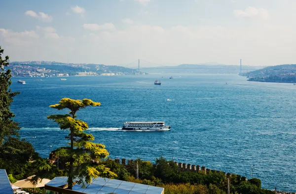 Istambul - Európát és Ázsiát összekötő Boszporusz-híd — Stock Fotó