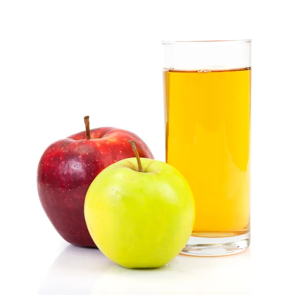 Heerlijke appelsap in glas en appels — Stockfoto